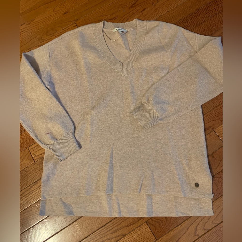 GARCIA. Classic V-Neck Sweater in Light Tan
